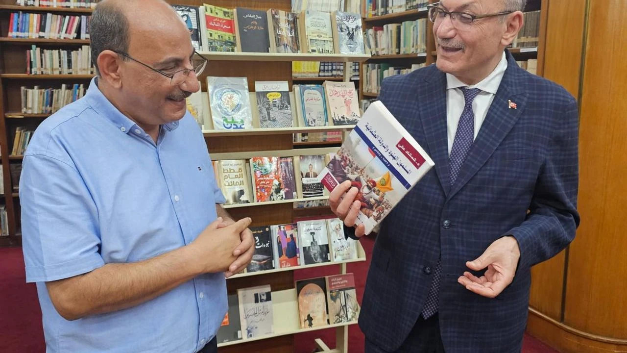 Türkiye nin Kahire Büyükelçisi Şen  Büyük Kahire Kütüphanesini ziyaret ederek kitap hediye etti